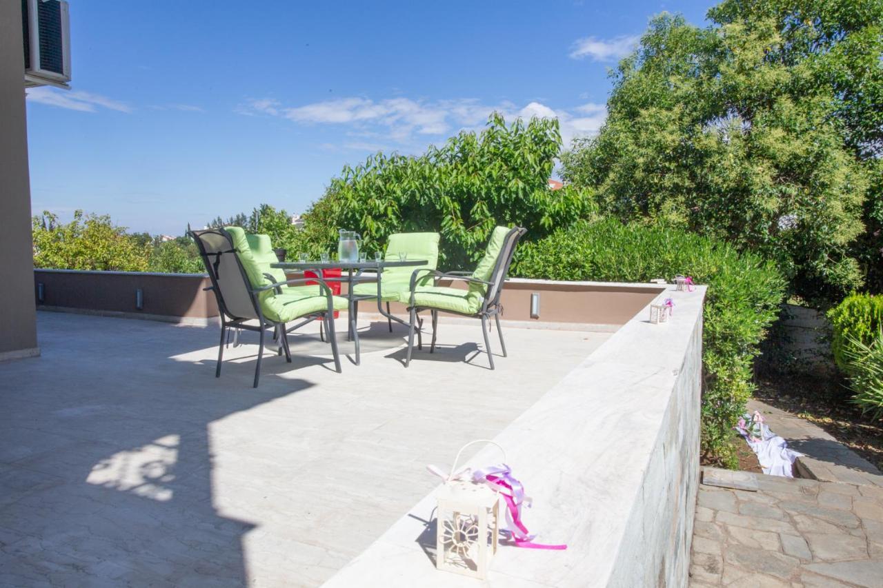 Τraditional Fully Detached Villa On A Luxurious Hillock Of Thessaloniki With Its Own Garden Also For Family & Wedding Gatherings For 10 To 25 People Only 15 Minutes From Airport מראה חיצוני תמונה